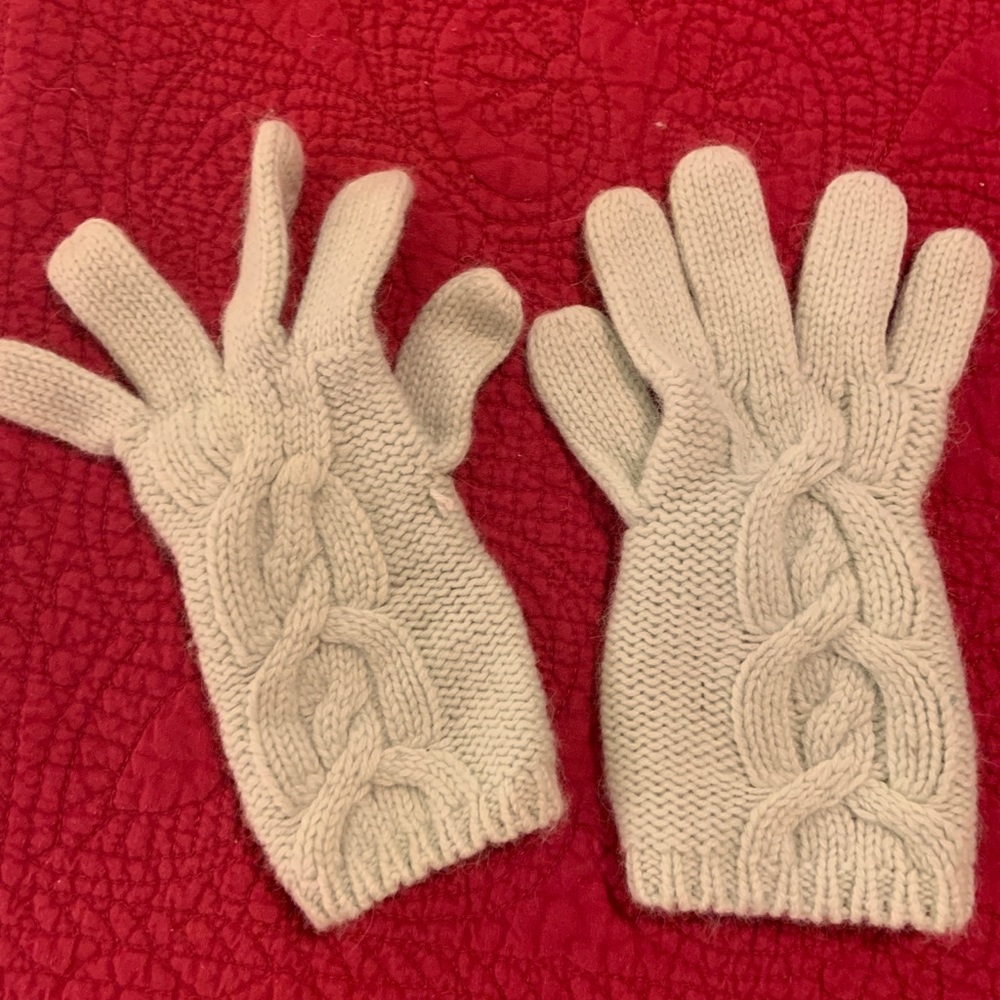 GAP women’s cable knit gloves